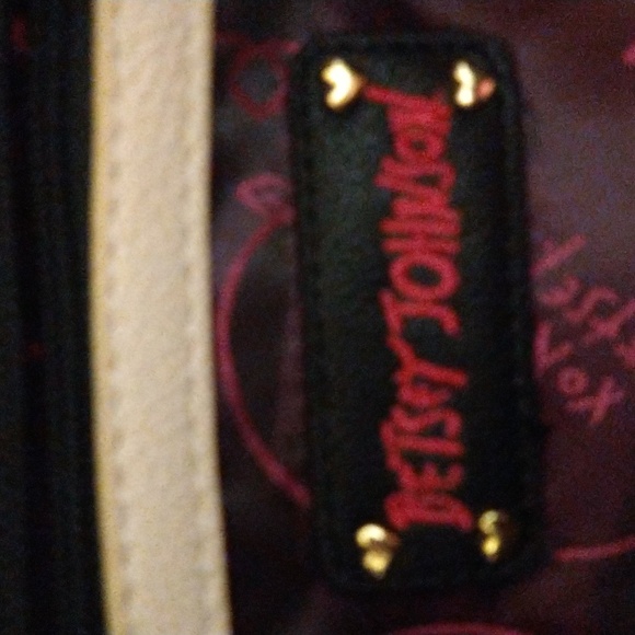 Betsey Johnson Cream Heart Puffed Purse With Pink Bow - Picture 8 of 10